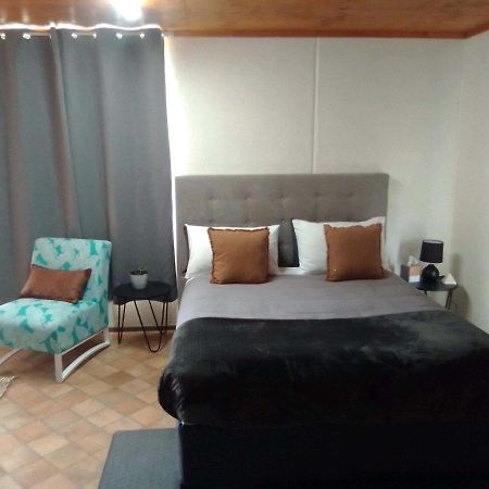 Отель Granite Belt Cabins Станторп Экстерьер фото