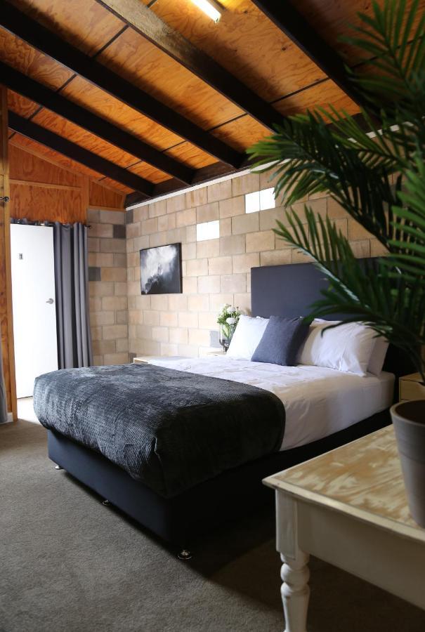 Отель Granite Belt Cabins Станторп Экстерьер фото