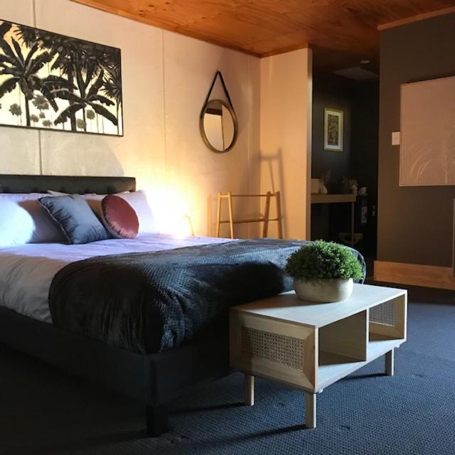 Отель Granite Belt Cabins Станторп Экстерьер фото