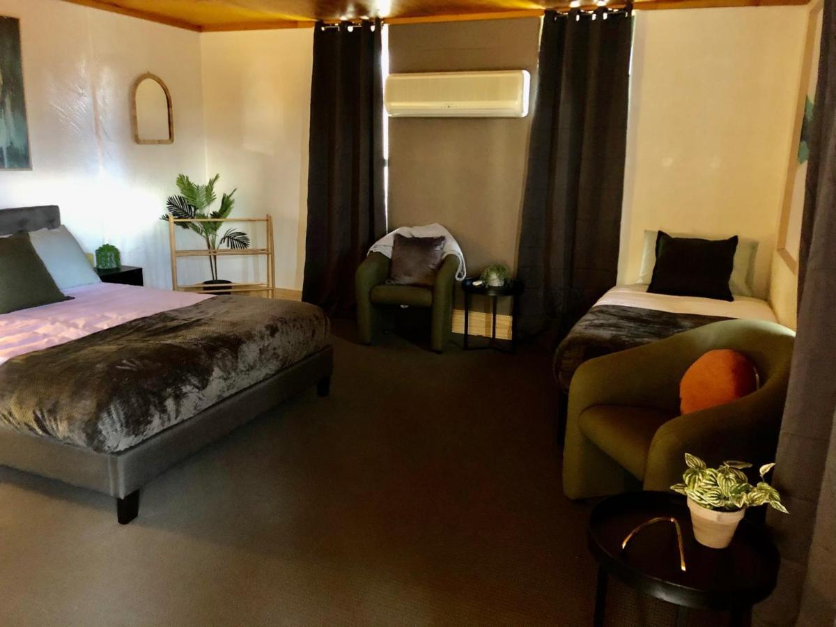 Отель Granite Belt Cabins Станторп Экстерьер фото