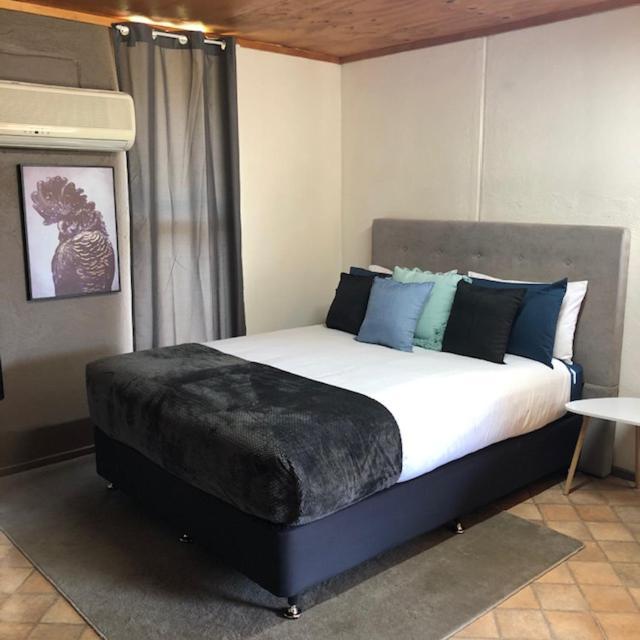 Отель Granite Belt Cabins Станторп Экстерьер фото